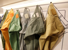 Męski styl - jak wybrać i nosić kolorowe spodnie